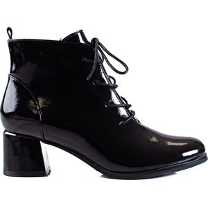 Čierne lakované členkové topánky na podpätku 22-12072B/PAT Veľkosť: 40